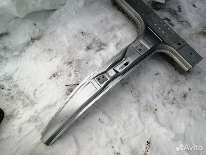 Стойка кузова центральная правая BMW X5 e53