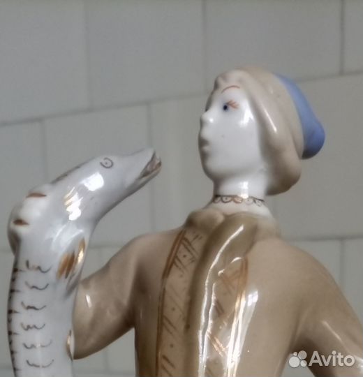 Фарфоровая статуэтка Емеля с щукой