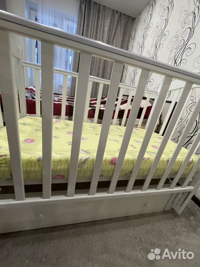 Детская кроватка с универсальным маятником