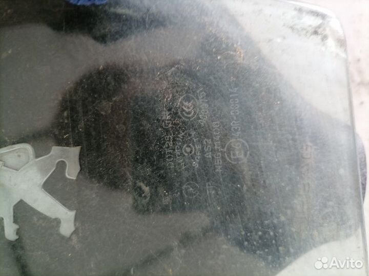 Стекло двери переднее левое Mazda 6GG 2.0