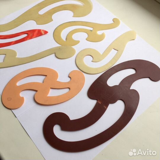 Лекалы, кнопки, булавки, транспортир