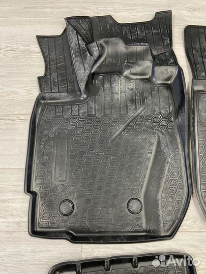 Оригинальные резиновые ковры Renault Duster 1