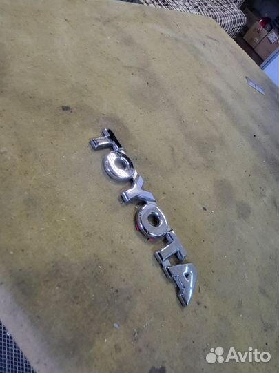 2002-10 Авенсис эмблема крышки багажника Avensis