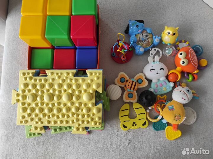 Ортопедический коврик и игрушки для развития