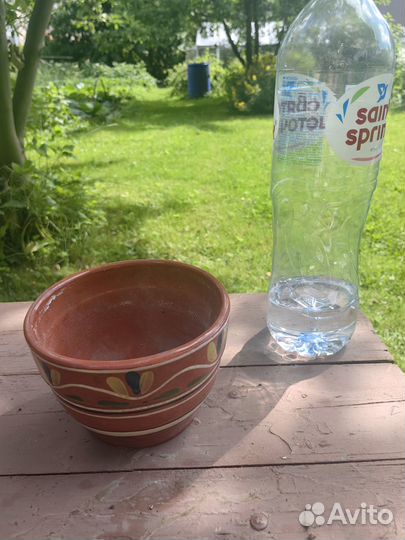 Глиняный горшок для цветов