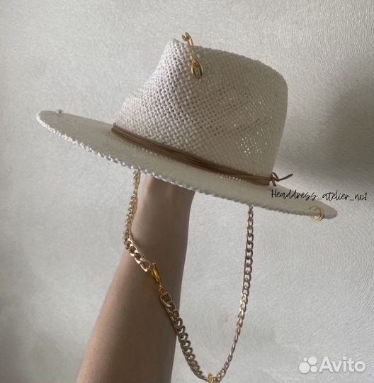 Белая шляпа из премиум соломки с фурнитурой