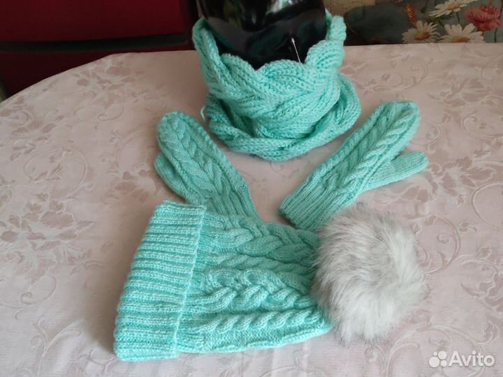 Комплект из шапки, варежек и снуда