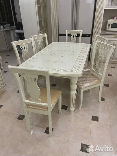 Кухонный стол и стулья