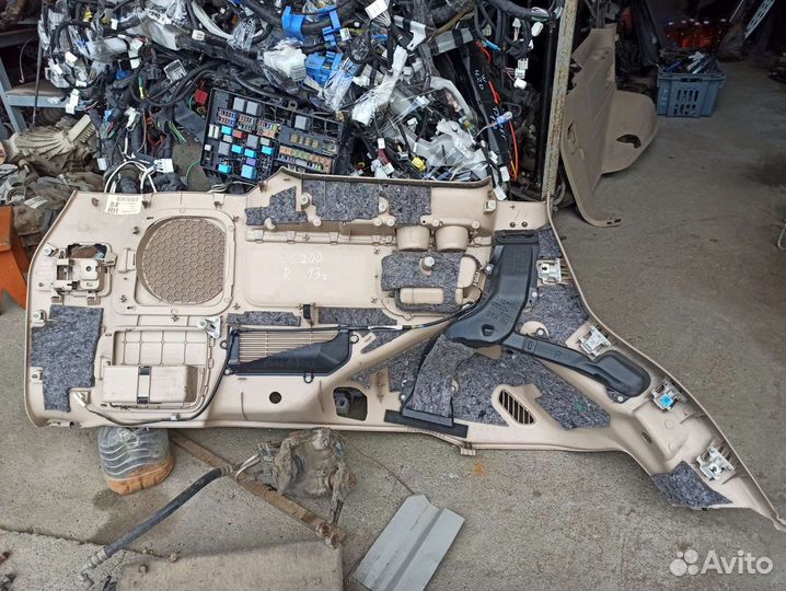 Обшивка багажника правая Toyota Land Cruiser 200