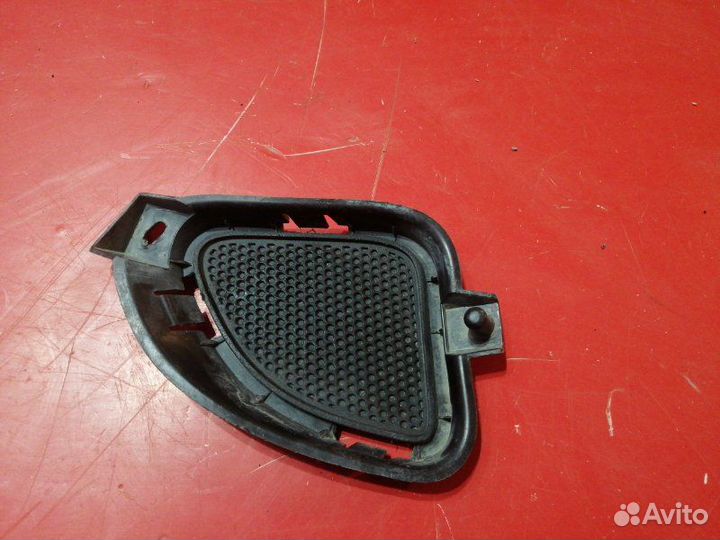 Заглушка бампера передняя правая Lexus Lx