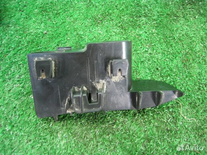 Кронштейн бампера заднего правый Toyota Yaris P13