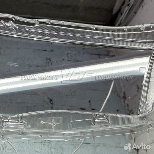 Уцененное стекло для фары Toyota Highlander (XU50)