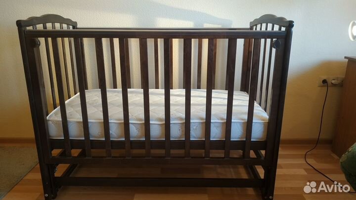 Детская кроватка с маятником