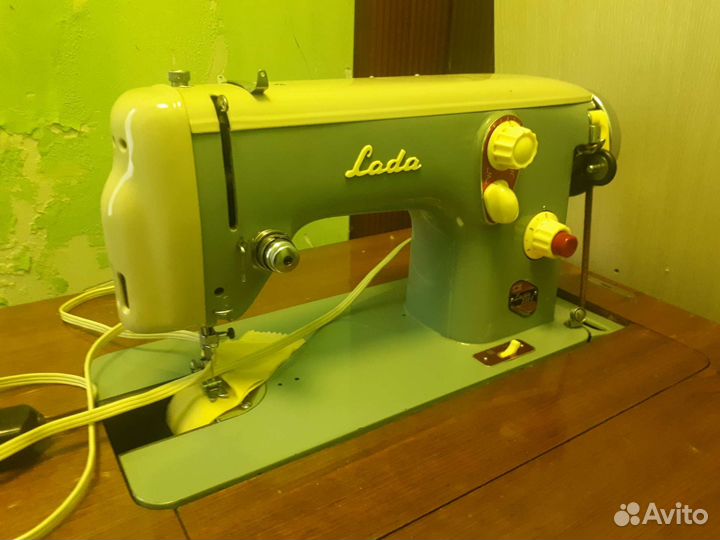 Швейная машина бу ножная с подсветкой LADA