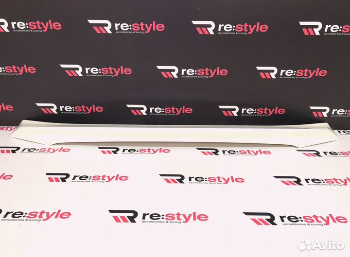 Спойлер Под стекло Lexus LX570 08-15г Белый