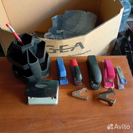 Зажимы для бумаг, степлеры