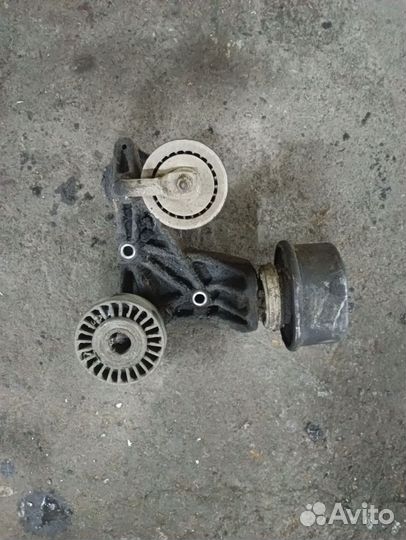 Кронштейн двигателя Transporter T4 2.5/2.4