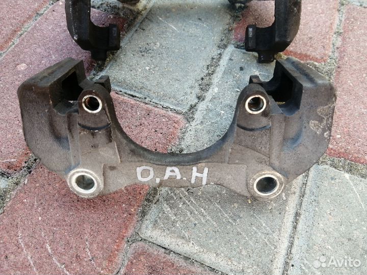 Скоба переднего суппорта Опель Астра H