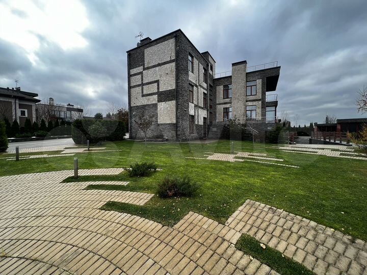 Дом 1000 м² на участке 22 сот.