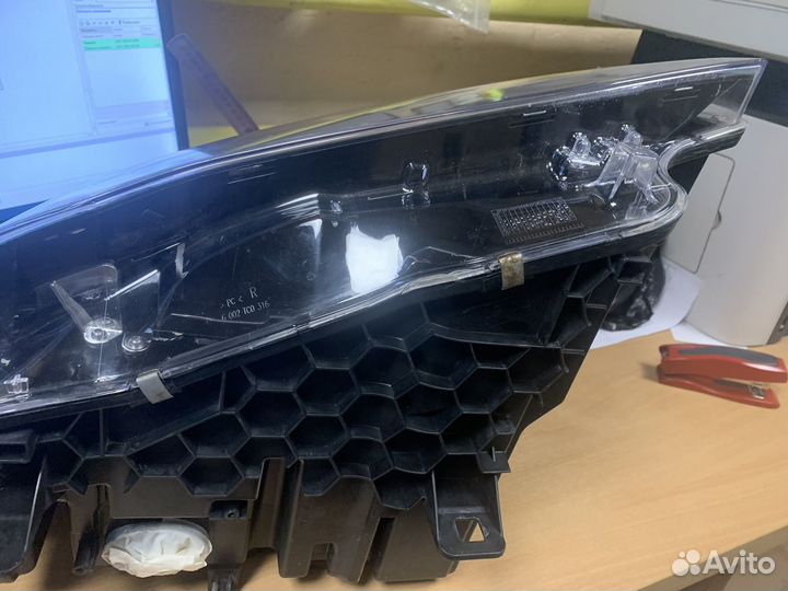 Биксеноновая фара Правая F25, F26