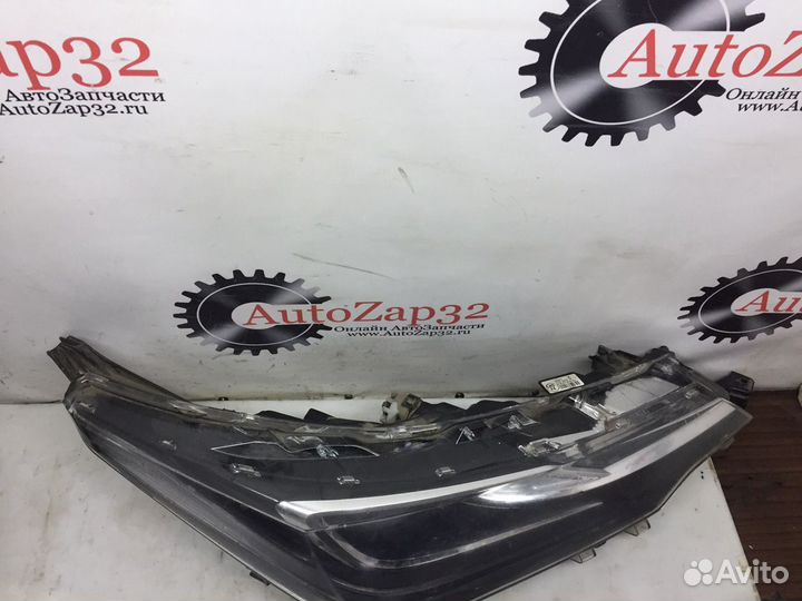 Фара правая Toyota Corolla E180