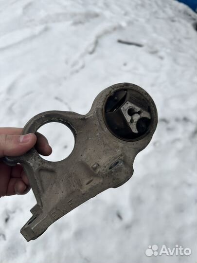 Нижняя опора двигателя ew10