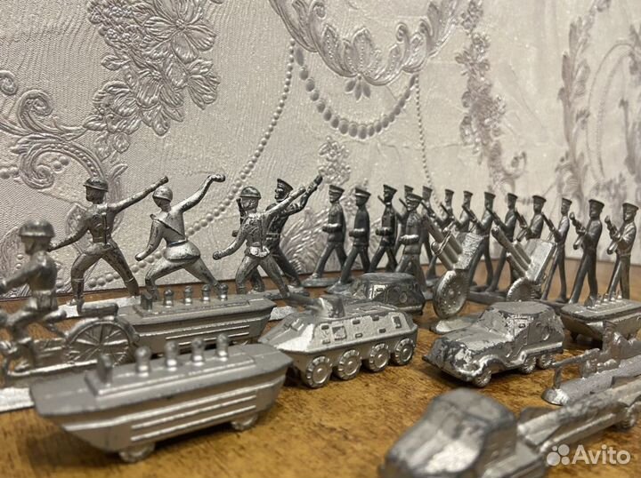 Оловянные солдатики, матросы, самолётики и техника