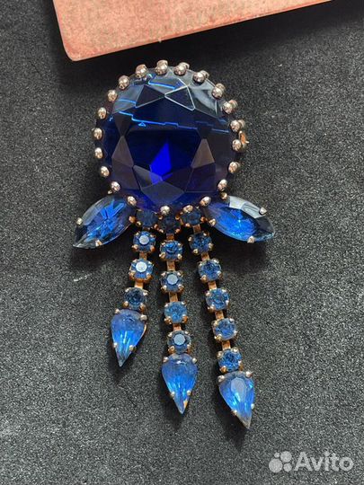 Брошь с кристаллами