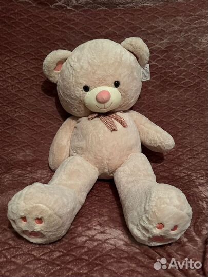 Большой плюшевый медведь