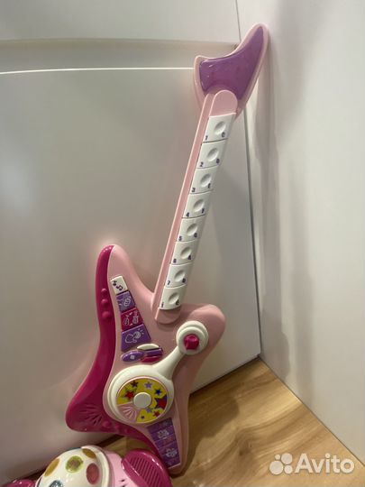 Детская гитара и микрофон