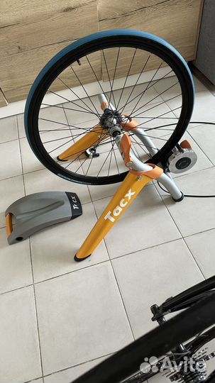 Велосипедный станок вместе с колесом