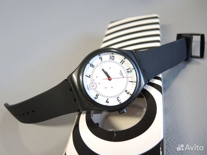 Часы Swatch Sistem 51 механические пластиковые