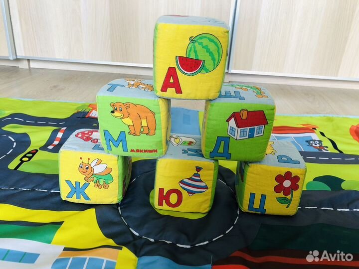 Развивающий коврик и игрушки для новорожденного