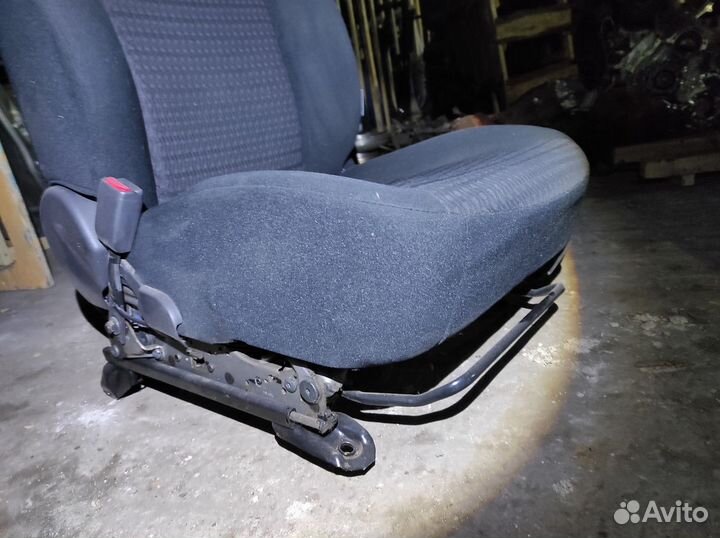 Переднее левое сидение Toyota Corolla 150