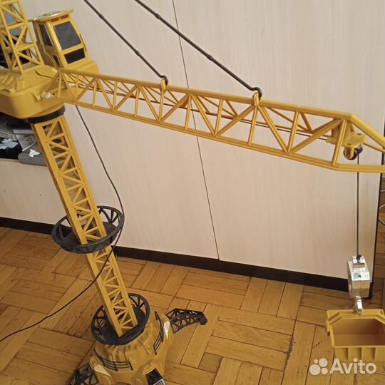 Подъемный кран игрушка