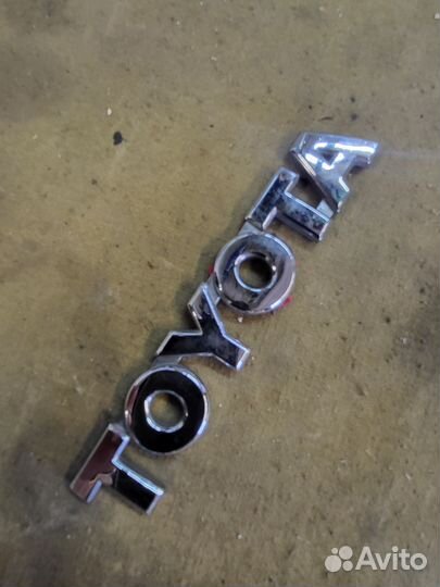 2002-10 Авенсис эмблема крышки багажника Avensis