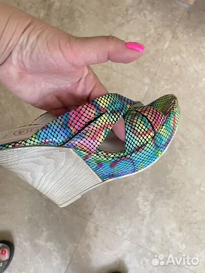 Шлепанцы на танкетке