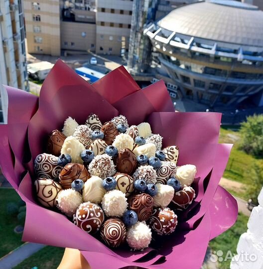 Клубничный букет в тёмном и белом шоколаде с голуб