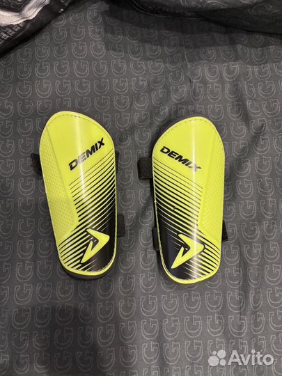 Щитки футбольные demix
