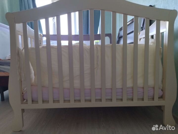 Детская кроватка и пеленальный комод