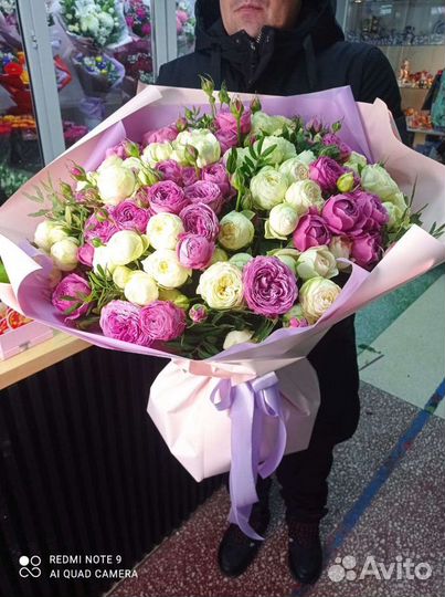 Букет из 25 пионовидных кустовых роз