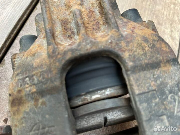 Тормозной суппорт передний левый Ford Focus 1