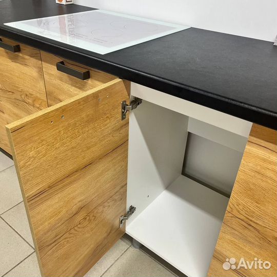 Кухня с толстой столешницей