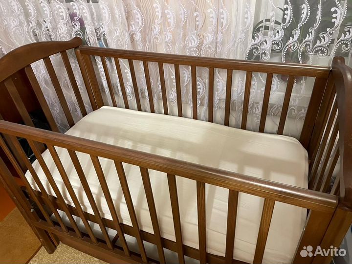 Детская кроватка с маятником и ящиком