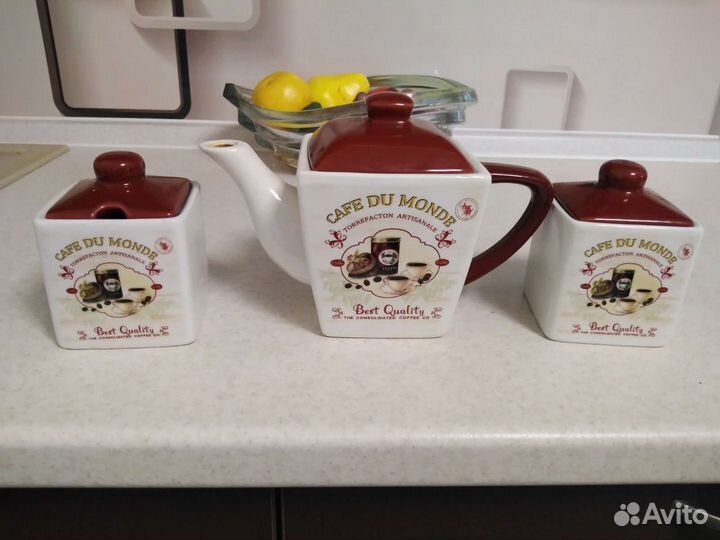 Заварочный чайник и сахарницы