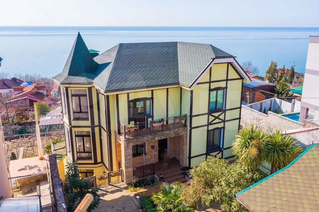 Дом 230 м² на участке 4 сот.