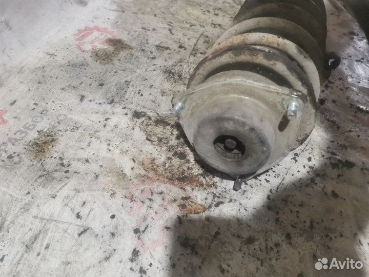 Стойка подвески передняя левая Лада 2110 2111 1999