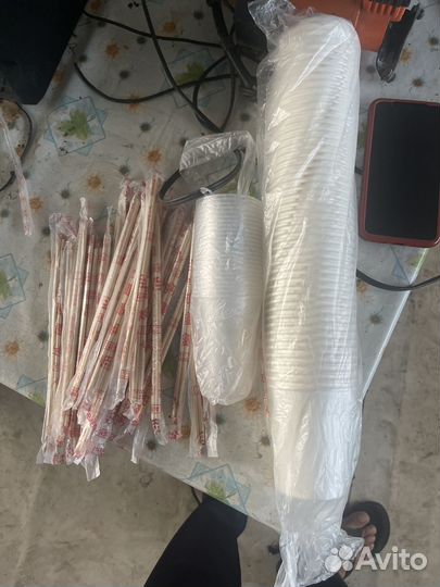 Стаканчики и ложки и вилки