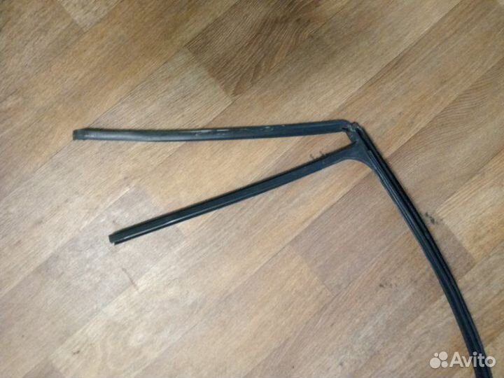 Уплотнитель стекла двери задний правый Volkswagen