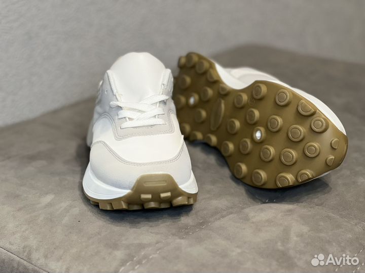 Кроссовки женские